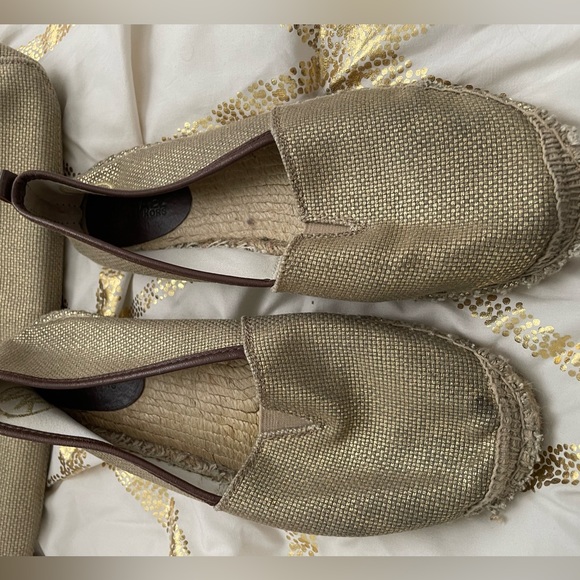 Michael Kors Gold Metallic Canvas bag with matching Espadrilles. - Picture 3 of 10